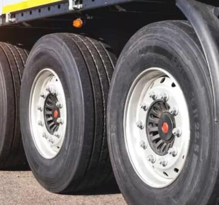 Can You Drive a Dual Axle Trailer with 3 Tires? Exploring the Ins and Outs of Trailer Safety